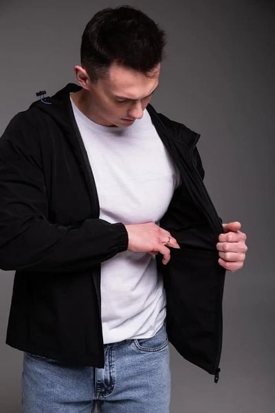 Вітровка чоловіча Easy чорна з капюшоном з блискавкою куртка весна осінь плащівка повсякденна 2662644621 фото